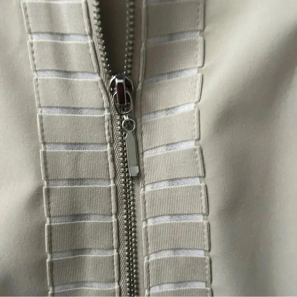 Women’s Chico’s Weekend Lightweight Beige Full Zip Golf Vest Size 2 - Picture 4 of 4
